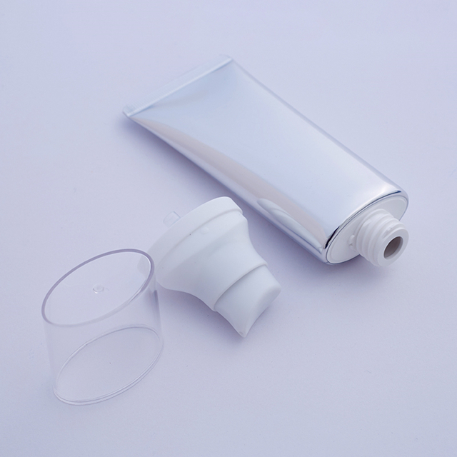 Pasos para personalizar un tubo cosm&eacute;tico blando: 1. Finalice su solicitud de tama&ntilde;o, di&aacute;metro, longitud, capacidad, forma y capas;2, confirme el color del tubo, se necesita el n&uacute;mero de color en PANTONE SOLID COOVERED;3, complete su dise&ntilde;o de impresi&oacute;n si es posible; (se&ntilde;ale tambi&eacute;n el n&uacute;mero de color pantone en el arte) 4, decida qu&eacute; tipo de tapa va a utilizar en su tubo;5, elija el tipo de impresi&oacute;n que prefiera, podemos ofrecerle una sugerencia en este paso;6, manejo de superficies, podemos proporcionarle tubos brillantes, mate y mate suaves;7, el estilo de cola, abierto o sellado depende de su m&eacute;todo de llenado;8, &iquest;Es necesario producir muestras para realizar pruebas antes de la producci&oacute;n en masa?